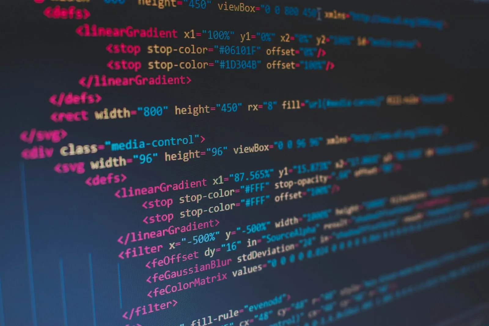 Nahaufnahme eines Bildschirms mit farbig hervorgehobenem Programmcode.