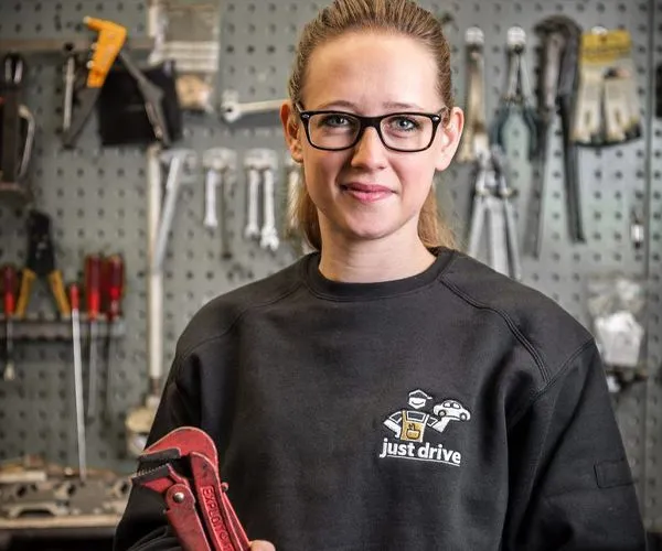 Maja Guetg in ihrer Werkstatt, mit Werkzeug in der Hand.
